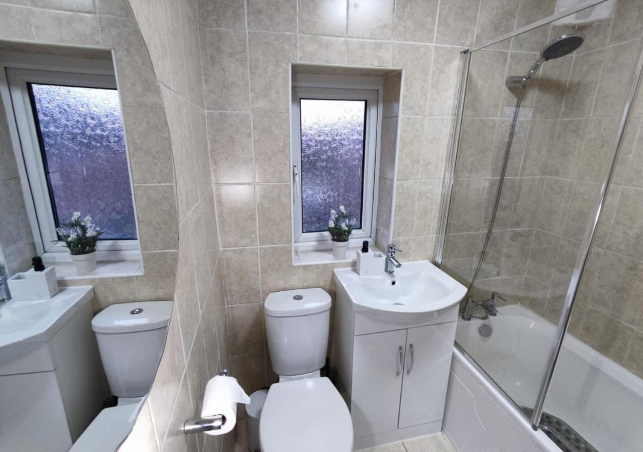 Comfortable 3 Bedrooms Leeds Beach House - Ideal For Family And Contractors - Free Parking For 2 Cars Exteriér fotografie
